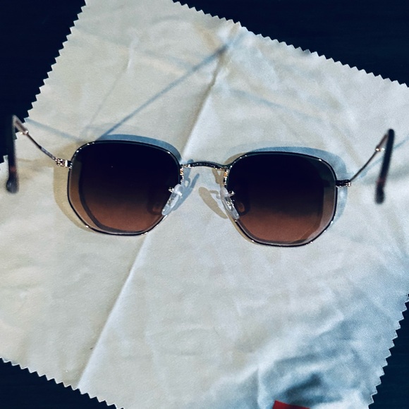 Ray-Ban Sunglasses - Picture 2 of 6